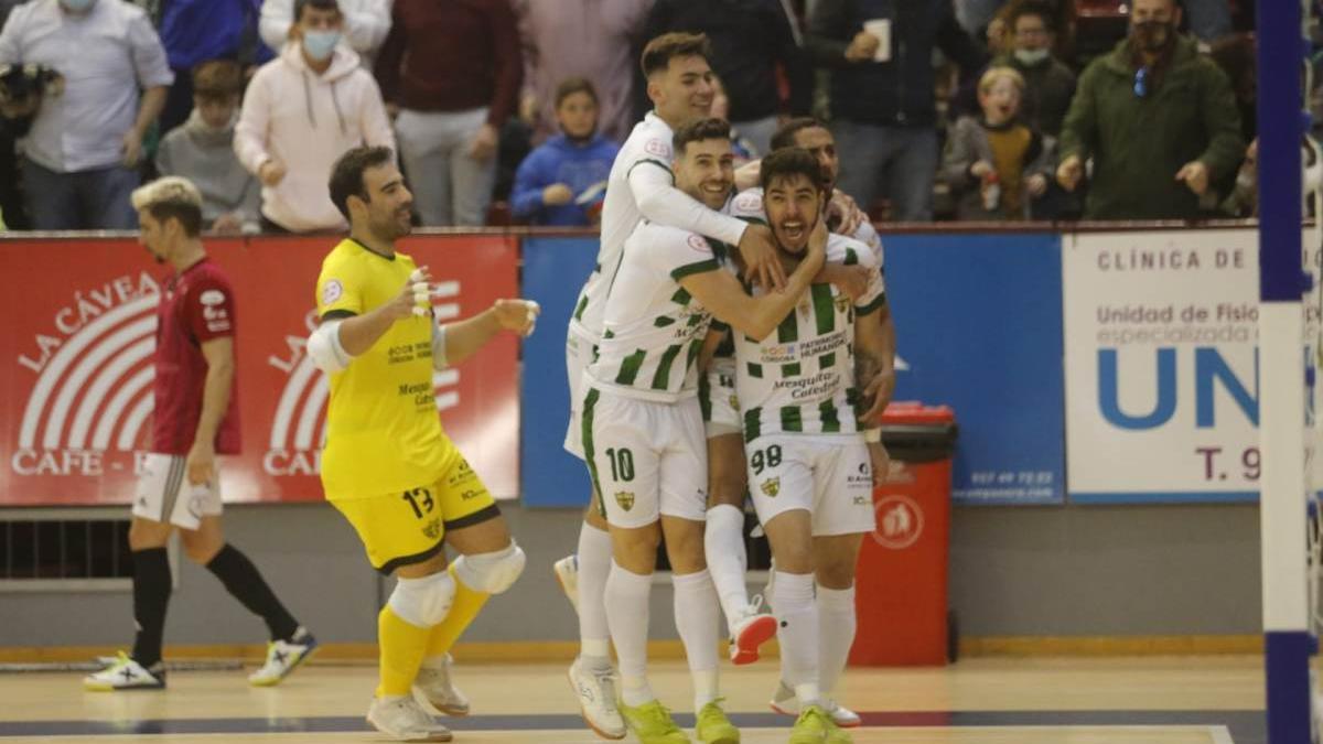 Varios jugadores del Córdoba Futsal celebran un gol.