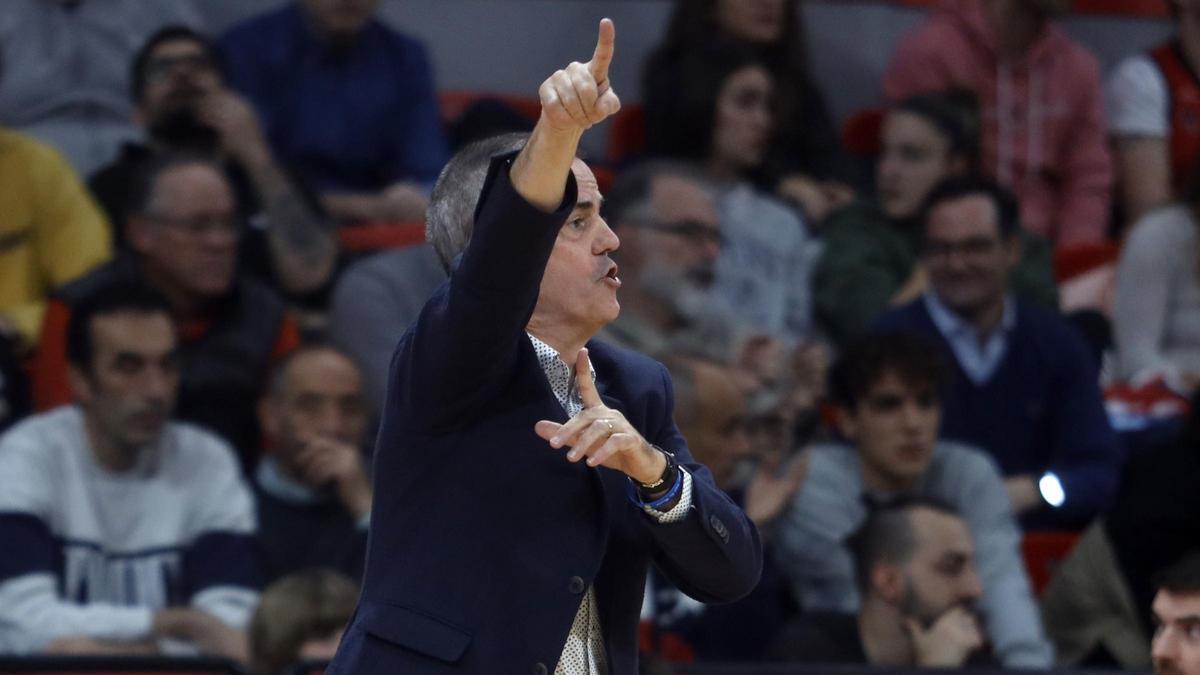 Porfirio Fisac gesticula dando indicaciones a los suyos durante el último encuentro entre el Casademont Zaragoza y el UCAM Murcia disputado en el Príncipe Felipe.