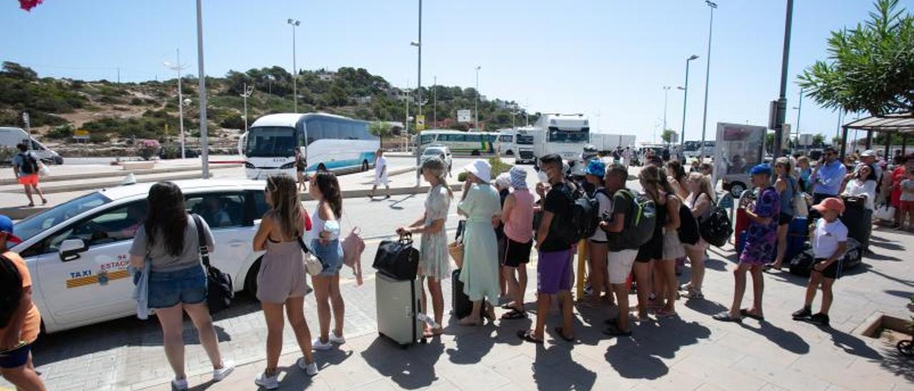 Cola de pasajeros en el muelle de es Botafoc pendientes de un taxi, en una imagen del pasado verano. | VICENT MARÍ