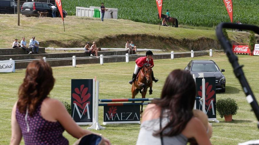 El concurso hípico de Luanco comienza con el regreso de los caballos pequeños