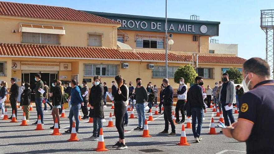 Parte de los aspirantes a la Policía Local de Benalmádena, ayer durante las pruebas. | L.O.