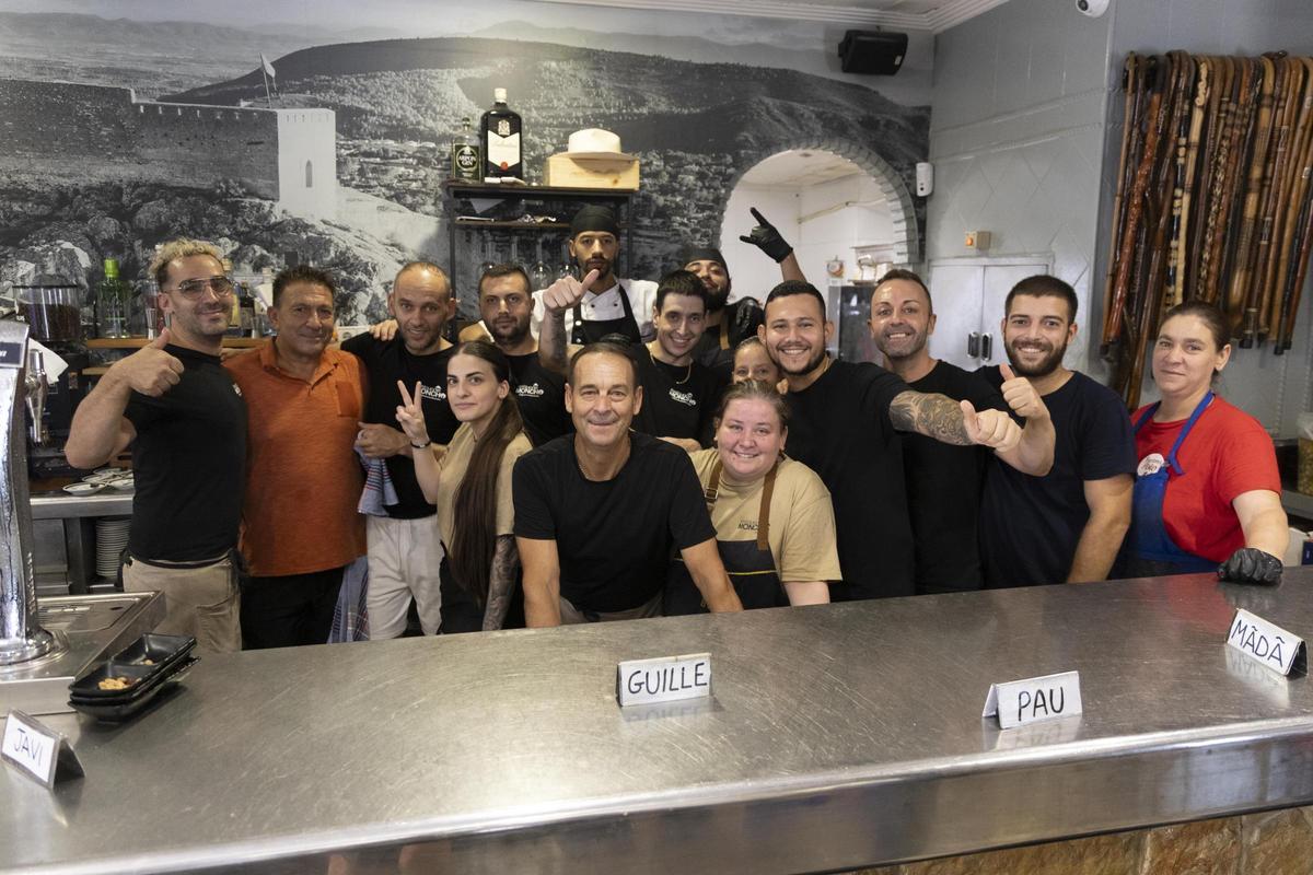 El equipo del bar el Moncho de Xàtiva, ayer.