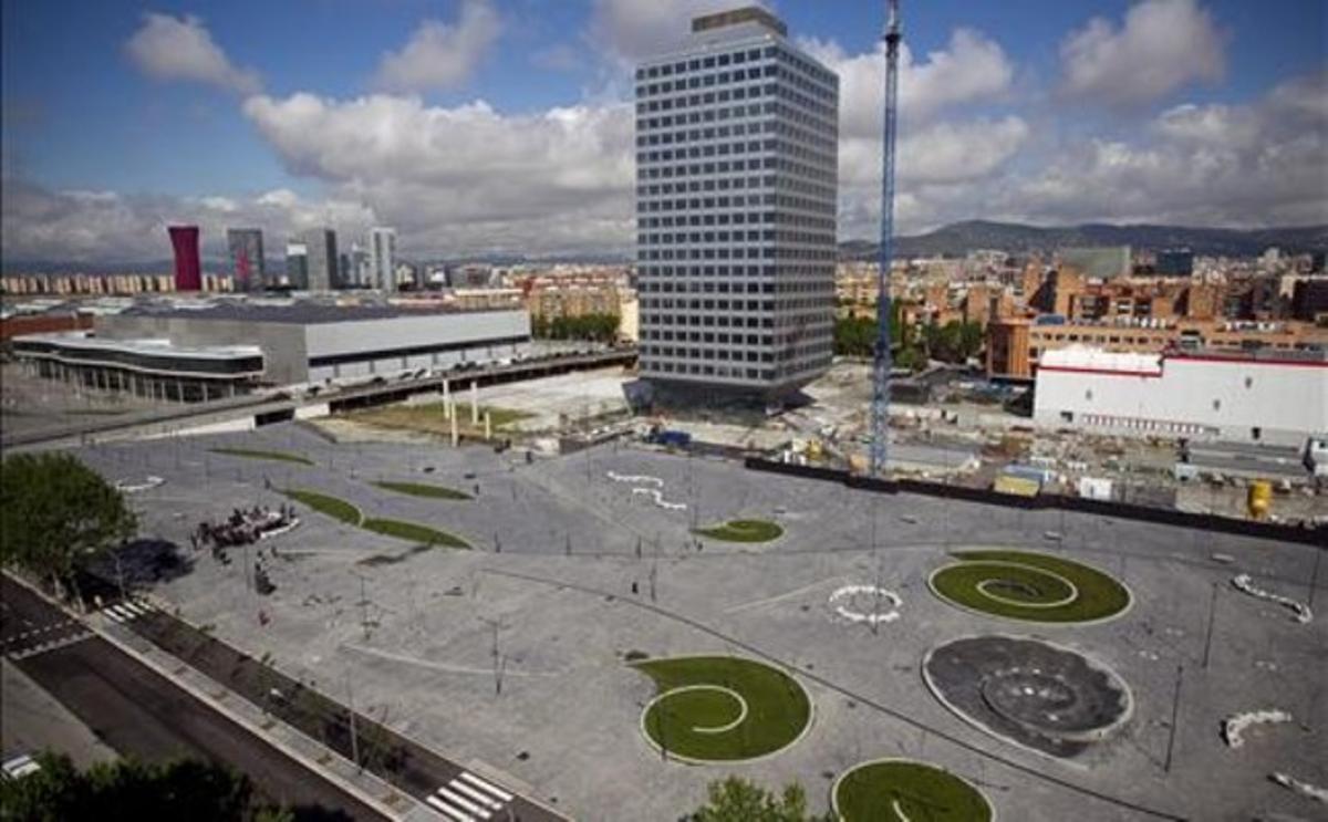 La nueva plaza del Portal Firal junto al barrio de la Marina del Prat Vermell, la Fira de L’Hospitalet y el paseo de la Zona Franca.