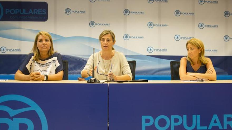 Susana Camarero, Elena Bastidas y Blanca Garrigues, ayer, en la sede del PPCV.