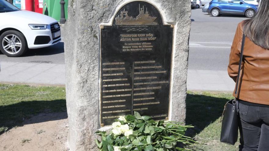 El monolito y la placa que se instalaron en el centro de Cangas.  | //S.Á.