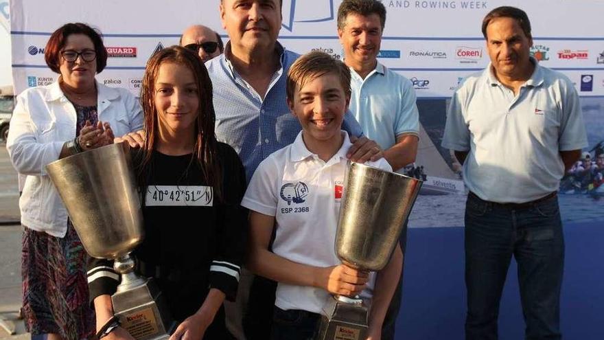 Paula da Rocha y Mario Soares, con sus respectivos trofeos. // P. Seoane