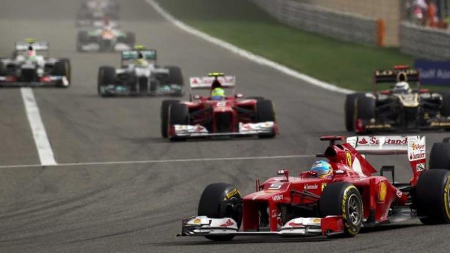 Fernando Alonso, en primer término, toma la primera curva en quinta posición tras ganar cuatro plazas en la salida. | efe