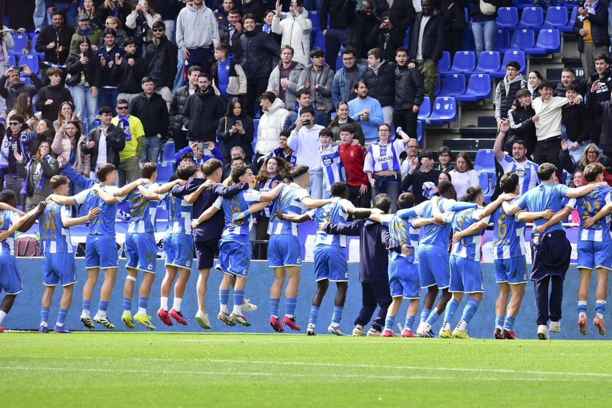 Victoria del Fabril: jugadores y afición celebran el 3-0 en Riazor Victoria del Fabril: jugadores y afición celebran el 3-0 en Riazor