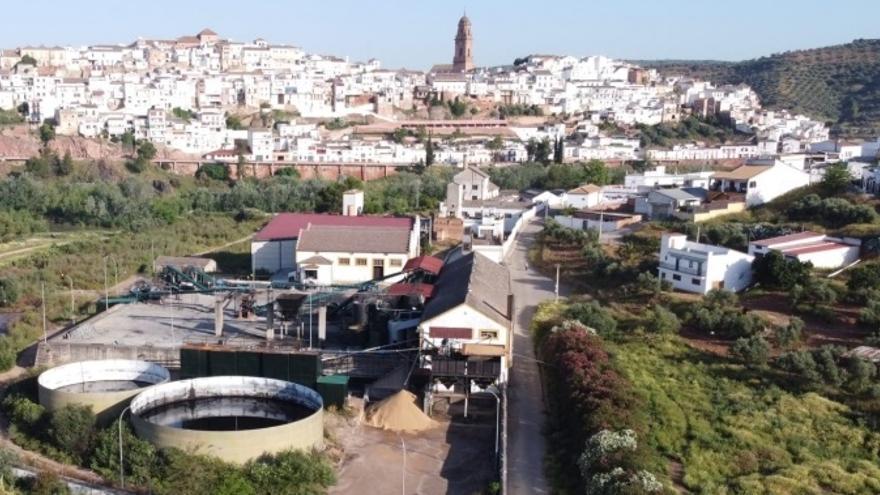 Imagen aérea de las instalaciones de Industria Aceitera de Montoro, con el pueblo al fondo.