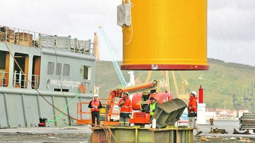 Carga de la pieza de un aerogenerador, en el Estrellín.