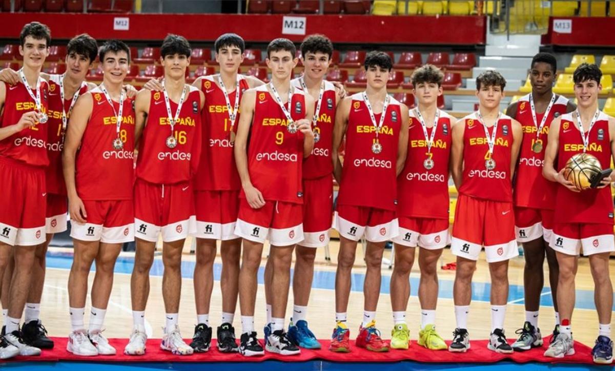 Todos los jugadores con sus medallas, entre ellos, Nico Gómez (17) y Jorge Carot (10) del Valencia Basket