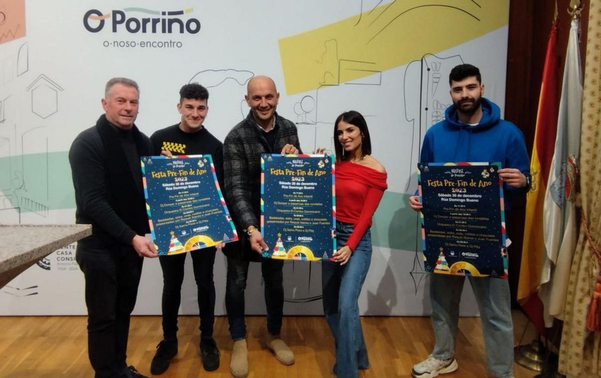 O alcalde A. Lorenzo e o edil de Cultura, B. Estévez, con Raquel Atanes, que presentará as badaladas hoxe, e os DJ Samu Pexe e Pitty. | // FDV