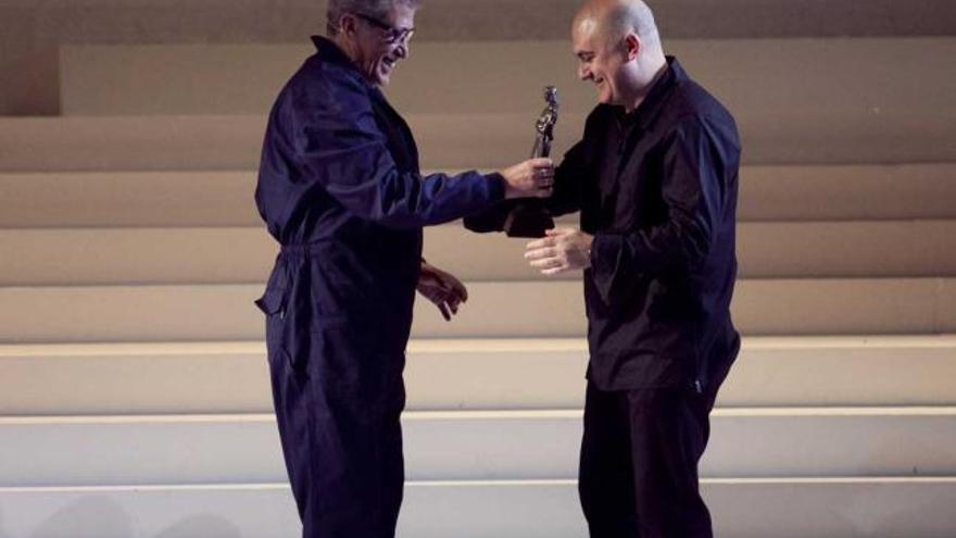 Calixto Bieito, a la derecha, recibe el galardón por «Carmen» de manos de Emilio Sagi, el pasado febrero en el Campoamor.