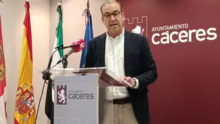 Mateos tras el acuerdo con el PSOE de Cáceres: "Es un buen día"