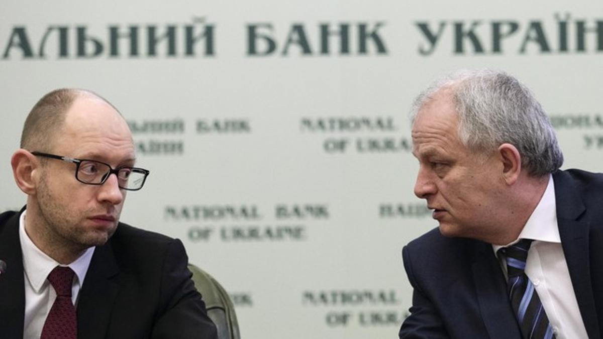 El primer ministro de Ucrania, Arseny Yatseniuk (izquierda) y el gobernador del Banco Central de Ucrania, Stepan Kubiv, este viernes en rueda de prensa.