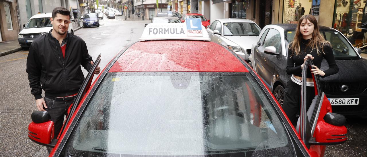 Un profesor de la autoescuela Fórmula 10 se dispone a iniciar una clase práctica con una alumna.