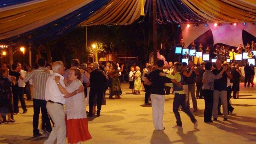 Una de les revetlles setmanals a la plaça del Camp de Solsona