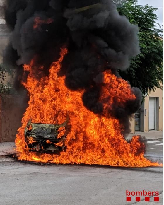 Crema un cotxe a Medinyà