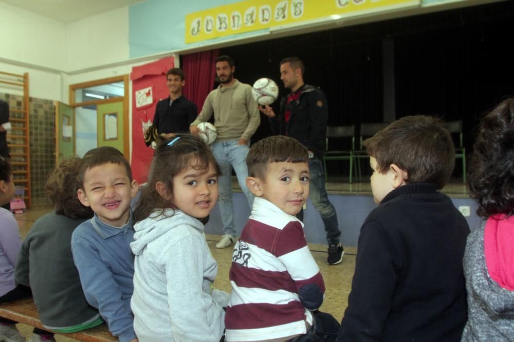 Futbolistas del Cartagena visitan un colegio