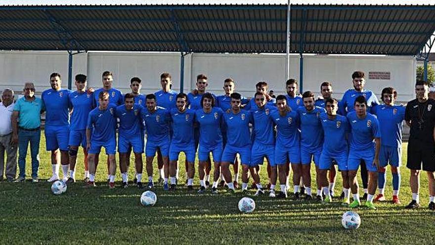 La plantilla del CD Villaralbo posa para las cámaras antes de iniciar su primer entrenamiento.