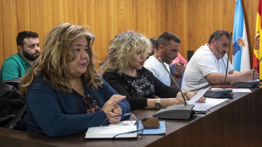 En medio, la portavoz del PP Diana Piñeiro, en un pleno en Cambre. | Casteleiro/Roller Agencia