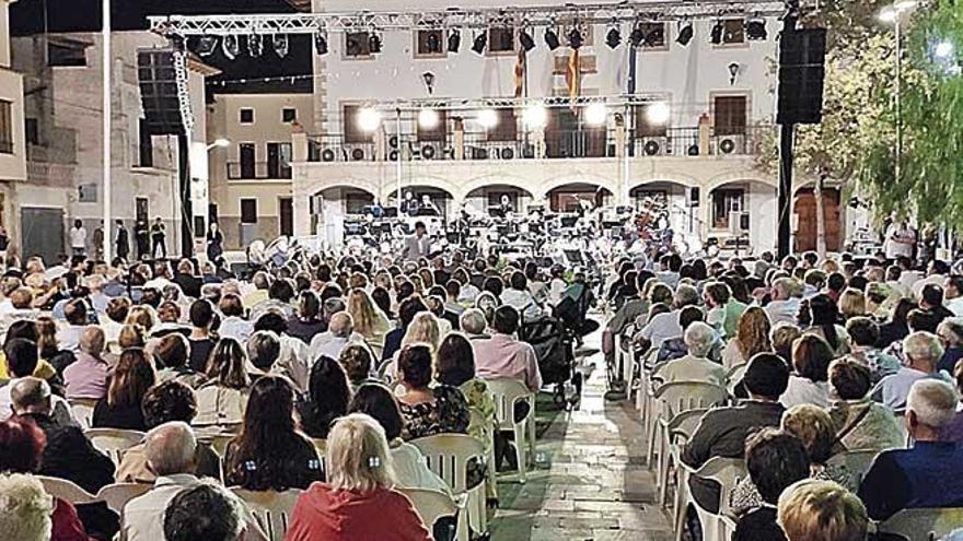 Los vecinos llenaron la plaza del Ayuntamiento donde se celebrÃ³ el emotivo concierto.