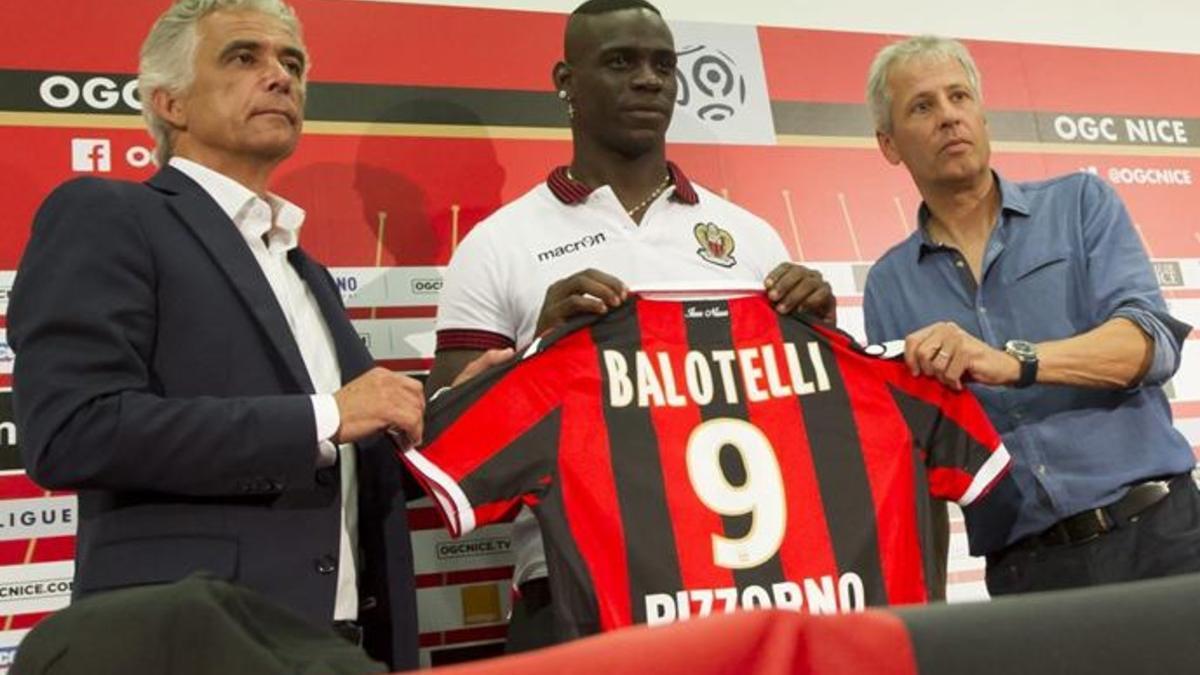 Balotelli fue presentado como nuevo futbolista del Niza