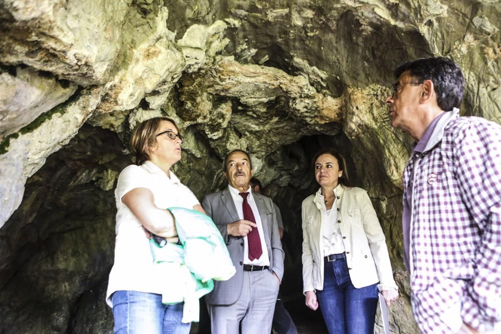 El alcalde de Oviedo, Wenceslao López, visita la cueva de Lluera