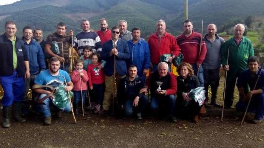 El grupo de ganaderos, organizadores y premiados, con el alcalde de Cudillero, Ignacio Escribano (en el centro, de gafas).