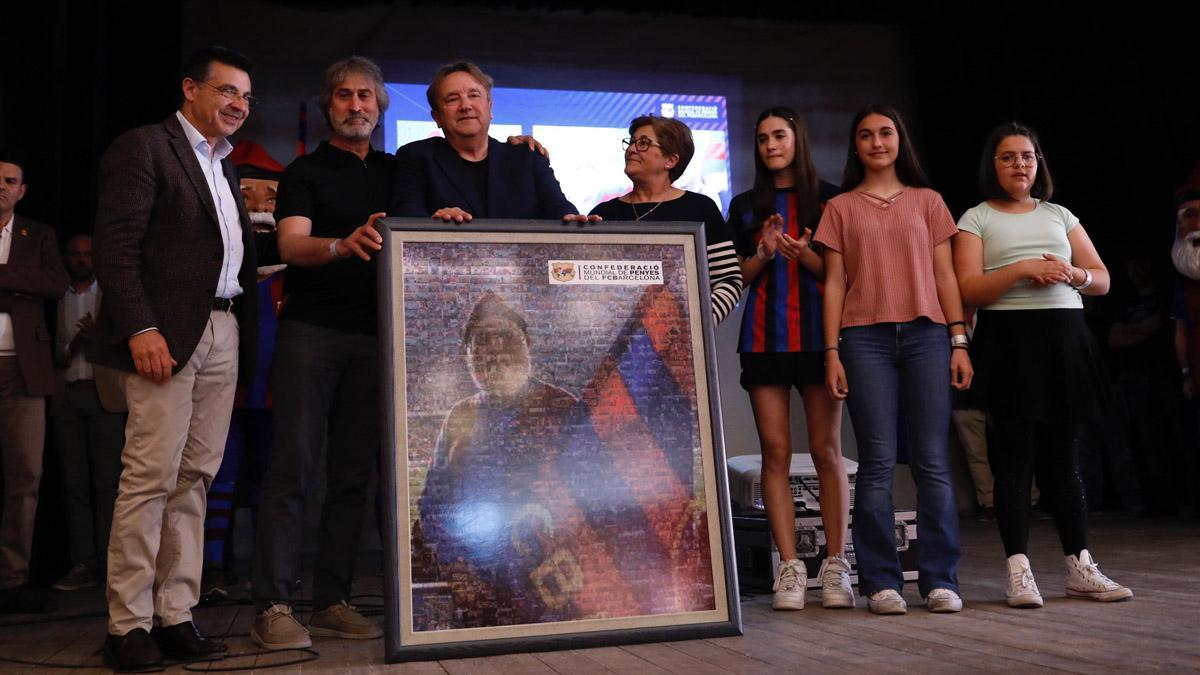 Entrega de un cuadro de recuerdo a la familia de Joan Casals, el Avi del Barça