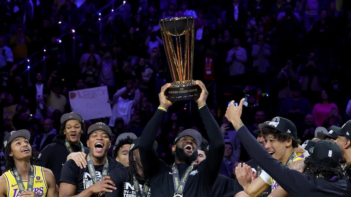 Los Lakers levantando la primera edición de la Copa NBA