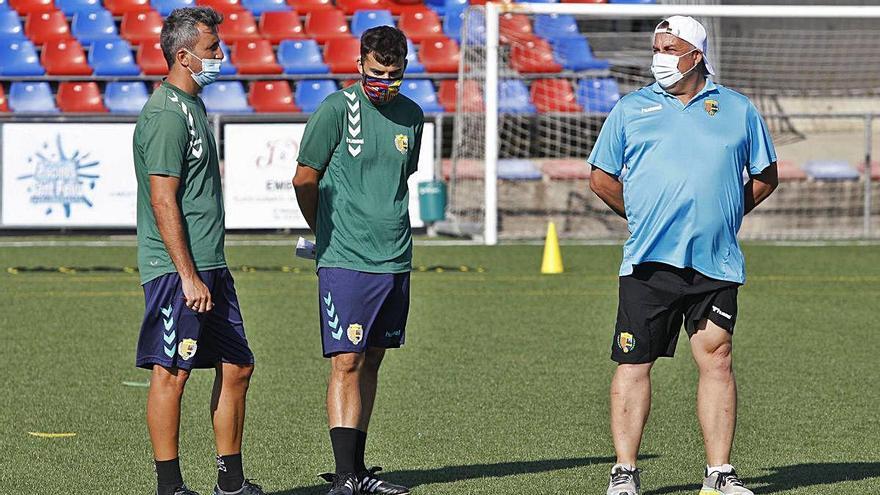 Óscar Álvarez, a l&#039;esquerra, conversa amb Oriol Alsina en un entrenament del Llagostera d&#039;aquesta pretemporada.