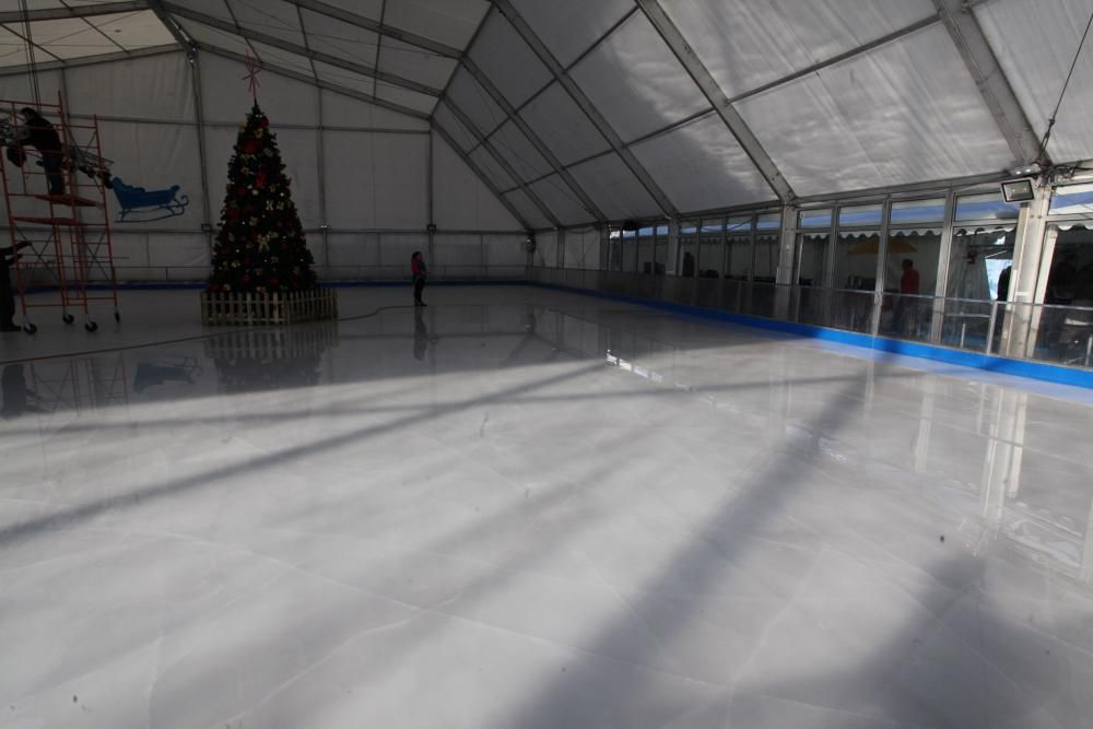 Preparativos para el mercadillo navideño y la pista de hielo en Gijón