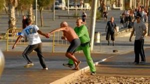 Un hombre agarra del brazo a un carterista que le ha robado sus pertenencias en la playa de la Barceloneta, el 30 de octubre.