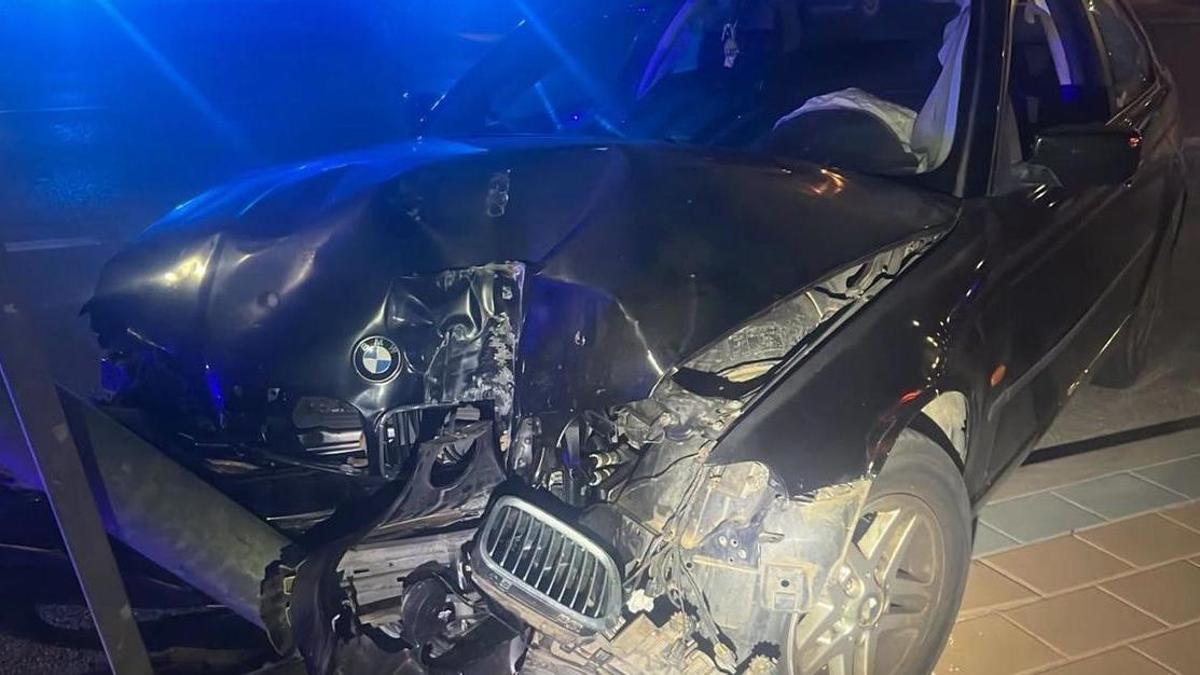 El automóvil quedó con su parte frontal muy dañada tras el impacto.