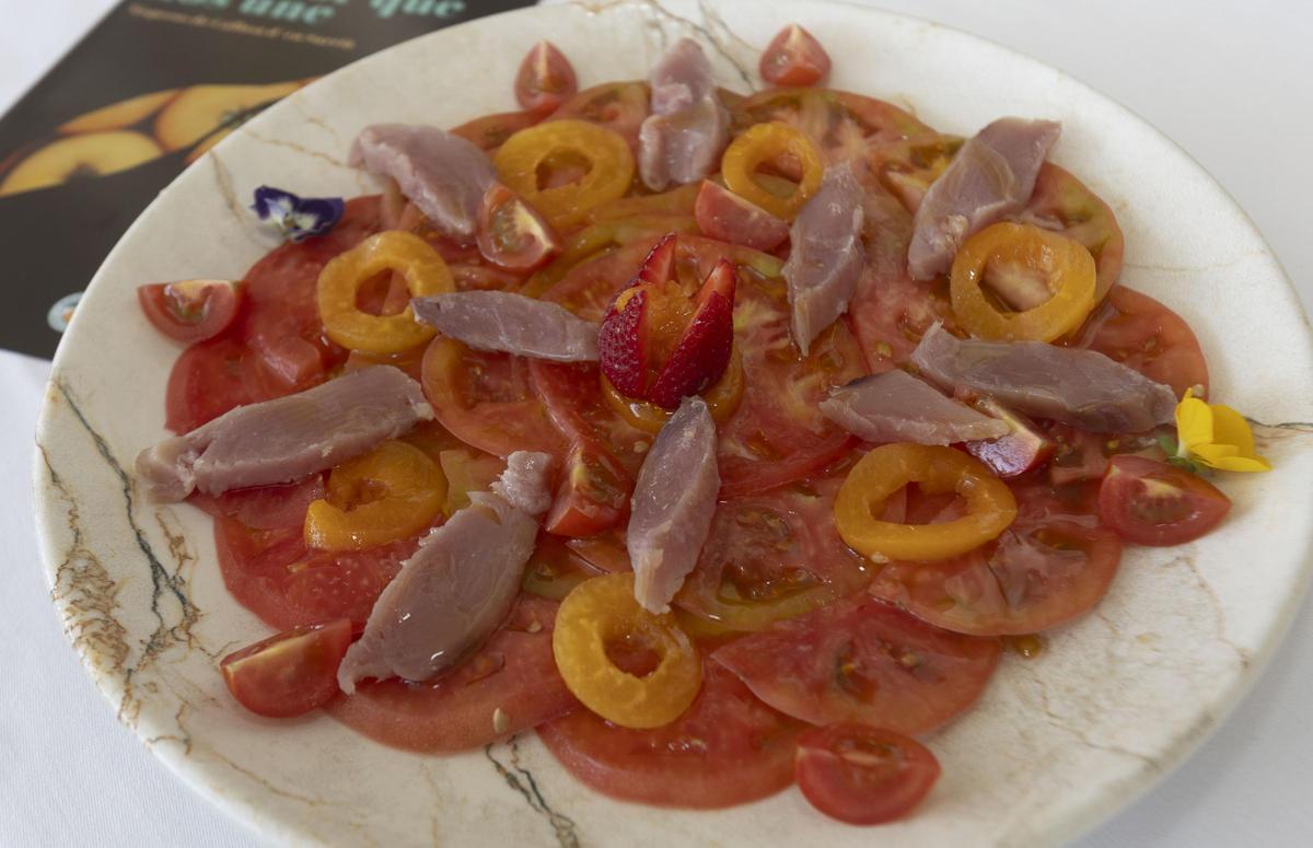 Tomate rosa de Altea con bonito en salazón y níspero.
