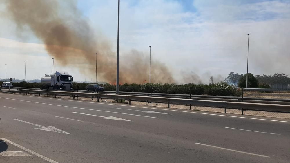 Un incendio en Aldaia es visible a varios kilómetros