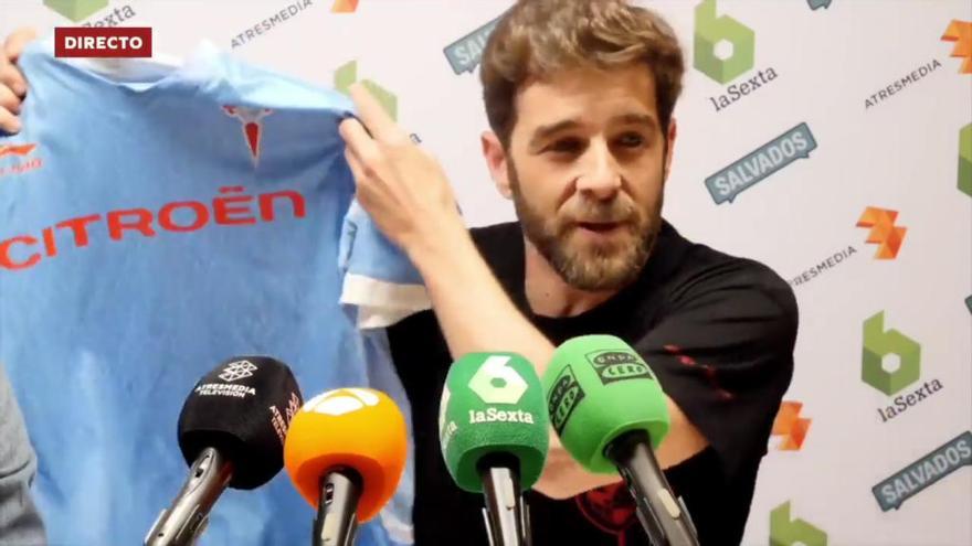 Gonzo, en la comparecencia ante los medios, muestra su camiseta del Celta. // LaSexta