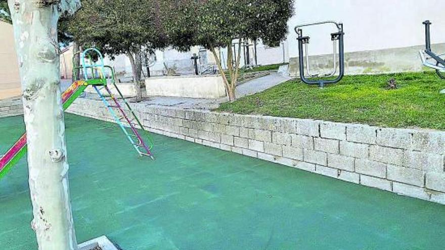 Muro que separa el parque del espacio de gimnasia de adultos sin ninguna protección. | Cedida