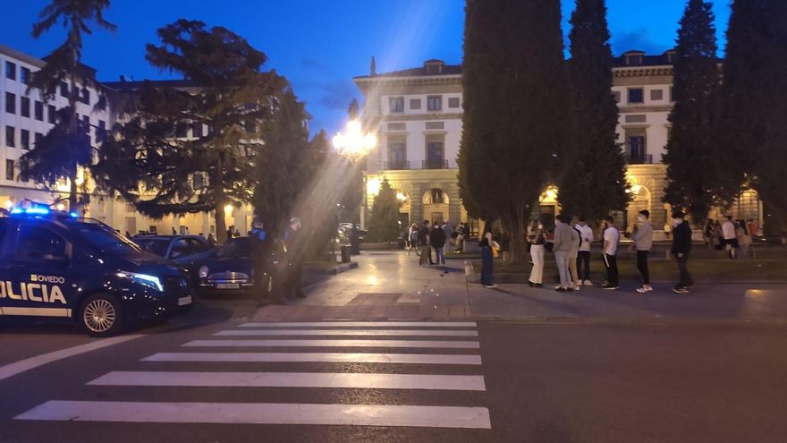 Jóvenes celebran en Oviedo el fin del estado de alarma al grito de "libertad"