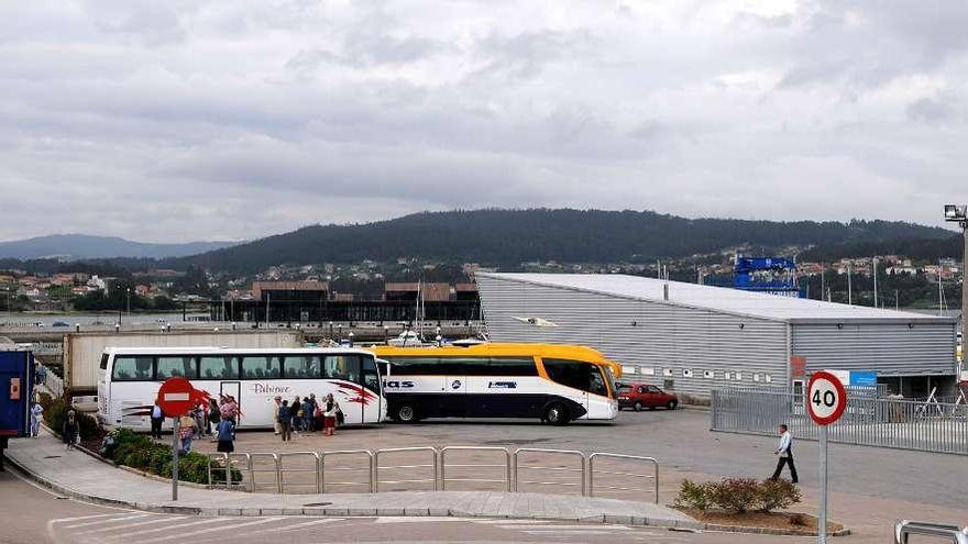 Varios autobuses, estacionados en el muele de A Canteira.  // Gustavo Santos