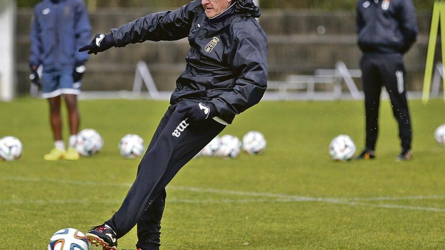 Egea golpea un balón durante un entrenamiento del Oviedo.