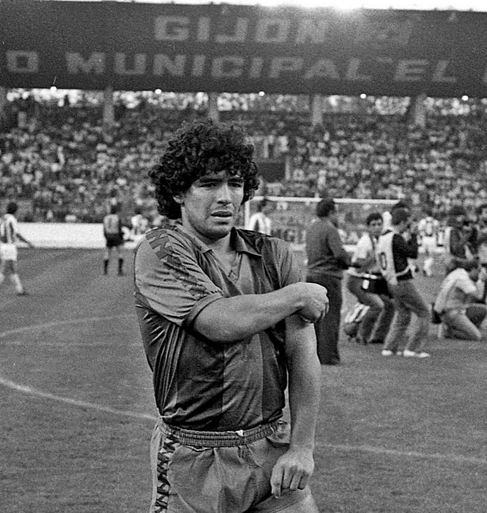 Maradona, en su visita a El Molinón en 1982.