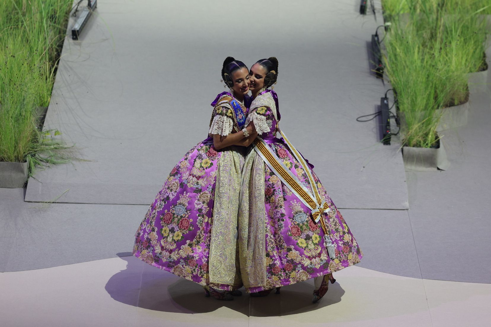 Berta Peiró y Lucía García dicen adiós a su año como falleras mayores de València 2025