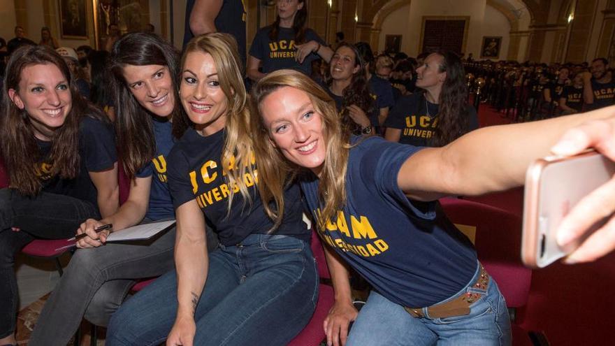 Mireia Belmonte se hace un selfi con Lydia Valentín, Ruth Beitia y Laura Gil en una acto en la UCAM