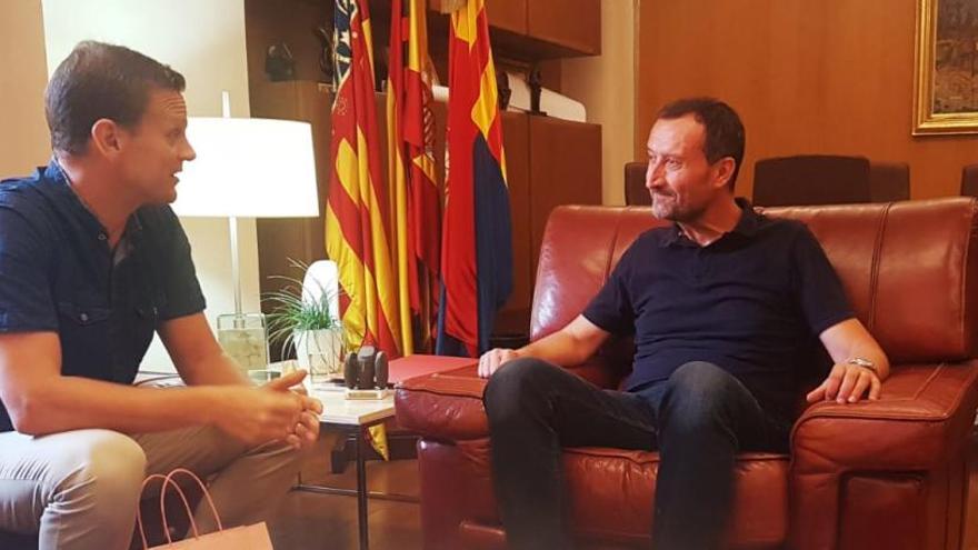 Roberto Hurtado en la reunión con Carlos González