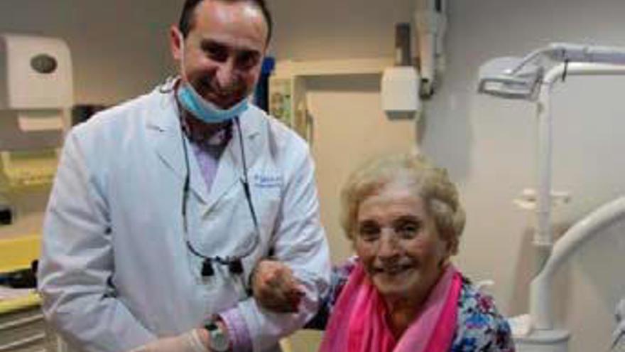 Implante dental en Clínica Pardiñas a una paciente de 98 años