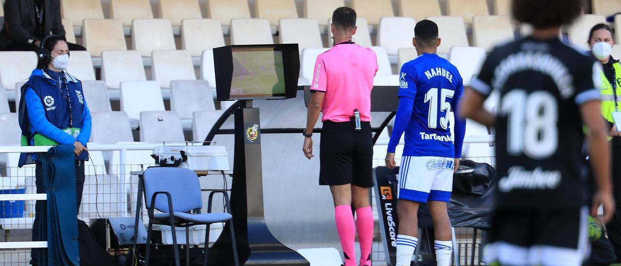 Pulido Santana, consultando el monitor en el partido Oviedo-Cartagena