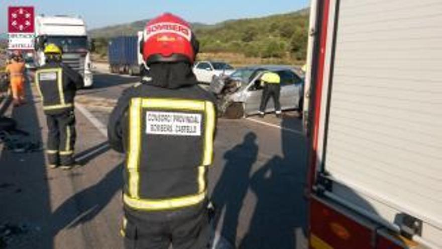 Herida una mujer en un accidente de tráfico entre dos coches y un camión