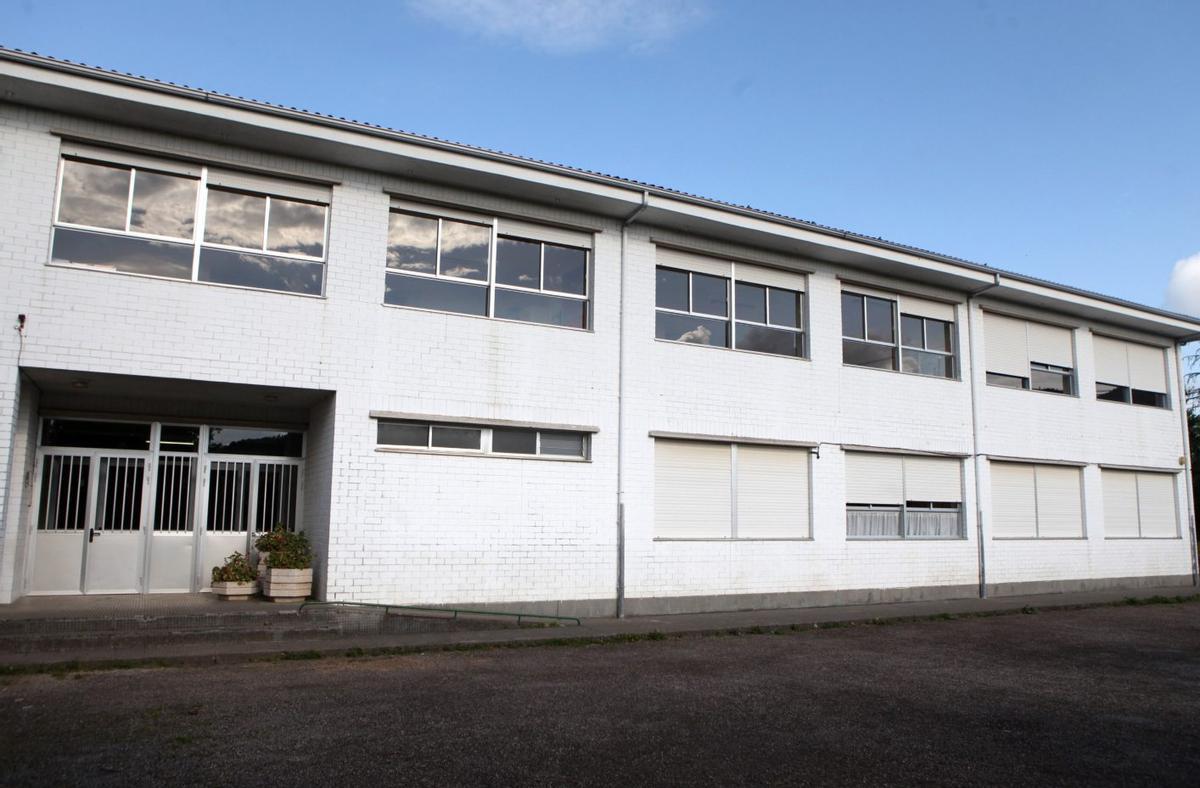 El colegio de Merza (Vila de Cruces) cerró hace casi cuatro años por falta de alumnado.